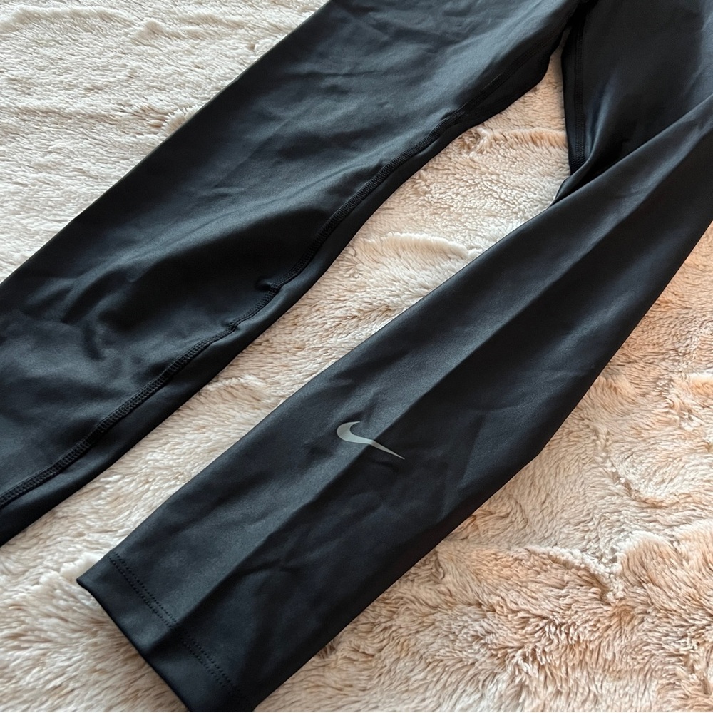The Nike One Tight Fit Women's Black Dri-FIT Leggings - Picture 4 of 5